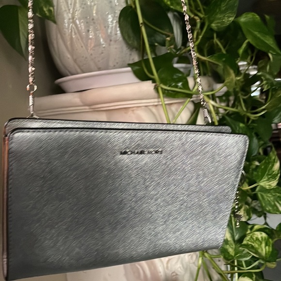 LIKE NEW  MICHAEL KORS WRISTLET - Picture 1 of 14